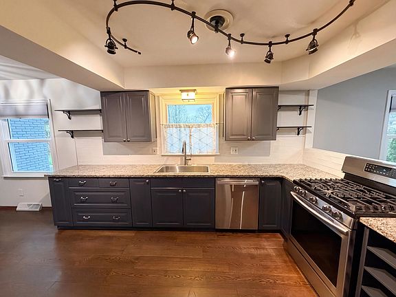 2nd image of 1289 Clubview Blvd S