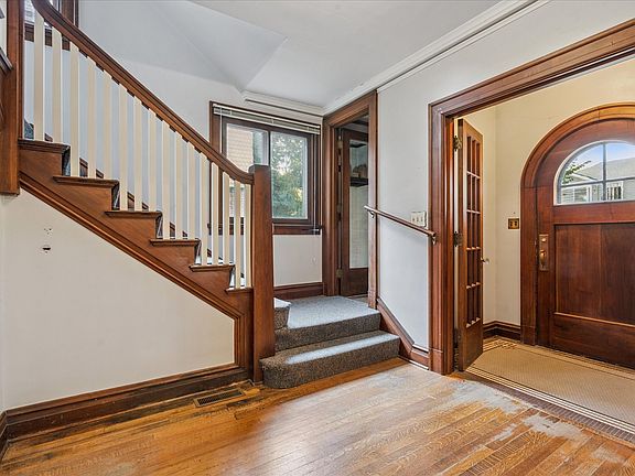 3rd image of 419 2nd St SW