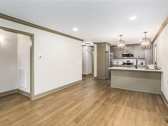 5th image of 916 Whitsett Ave