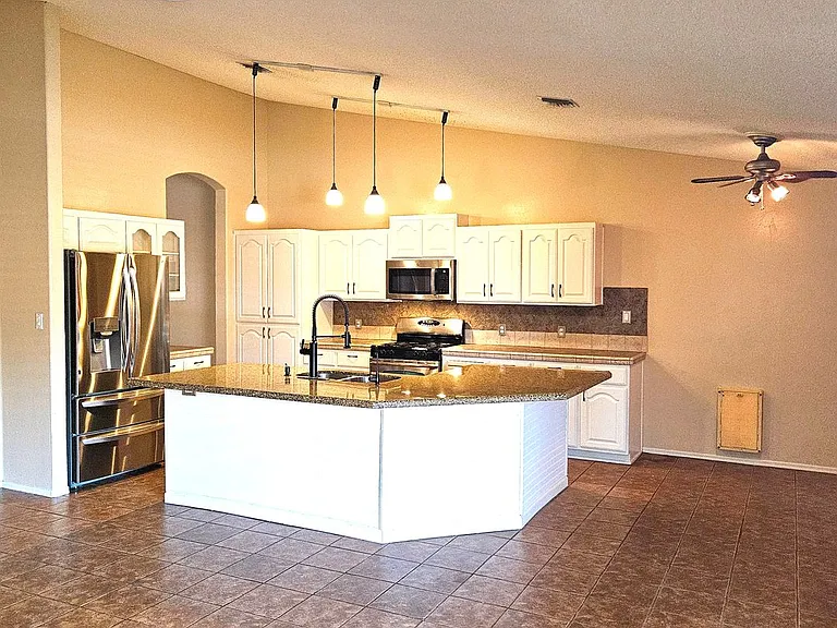 1325 S 28th Dr — Photo 8