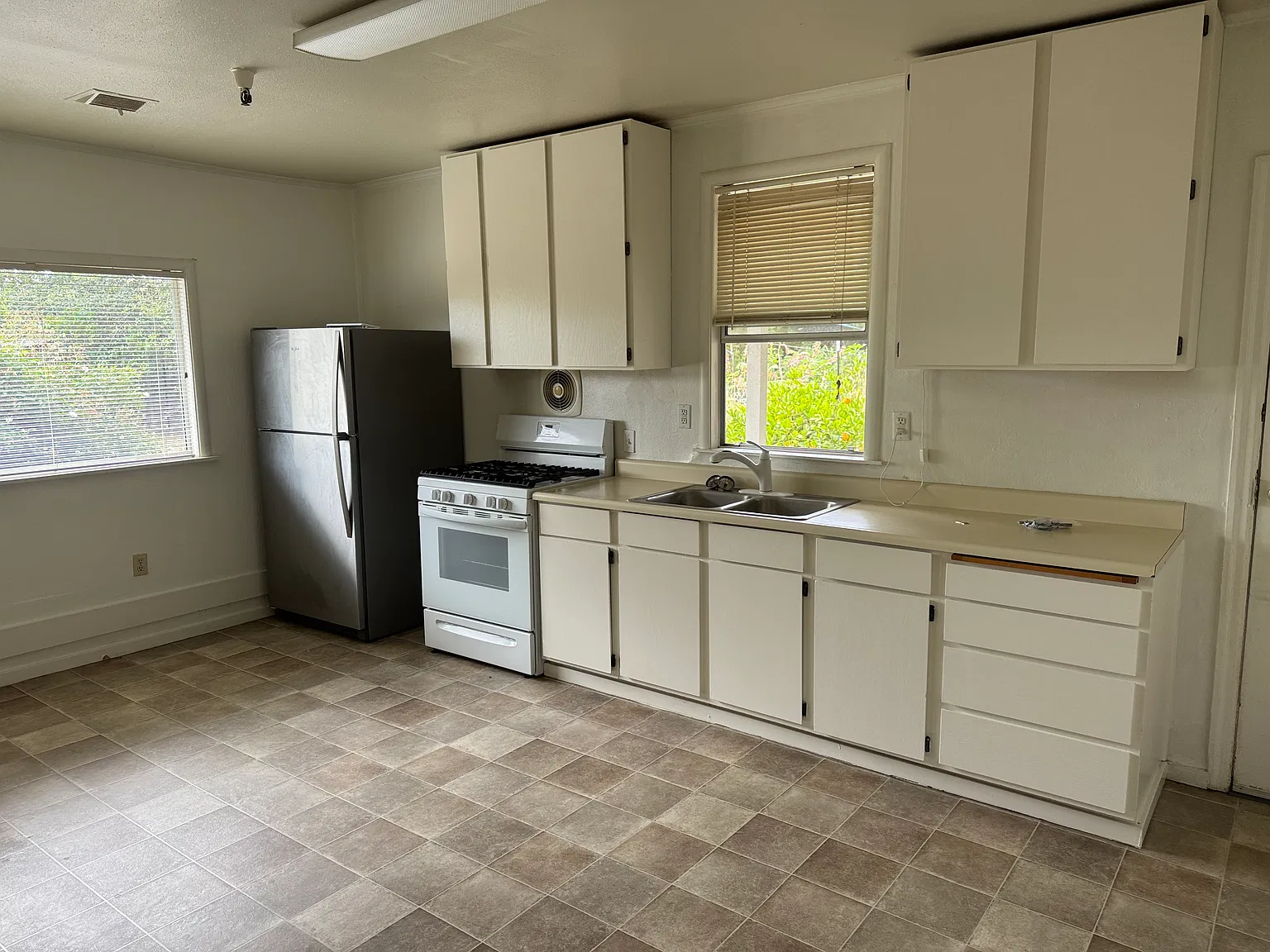 1 bed, 1.5 bath, 900 sqft, $2,400 — Photo 3