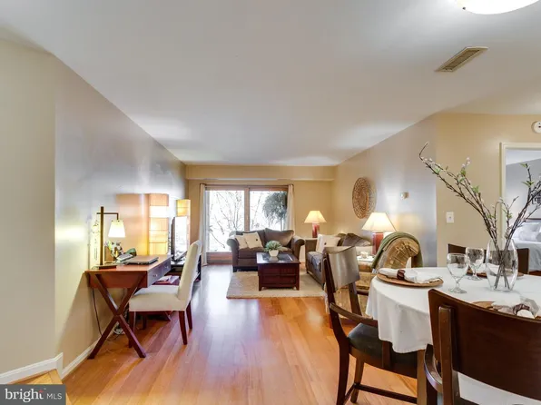 5922 Cove Landing Rd APT 102, Burke, VA 22015