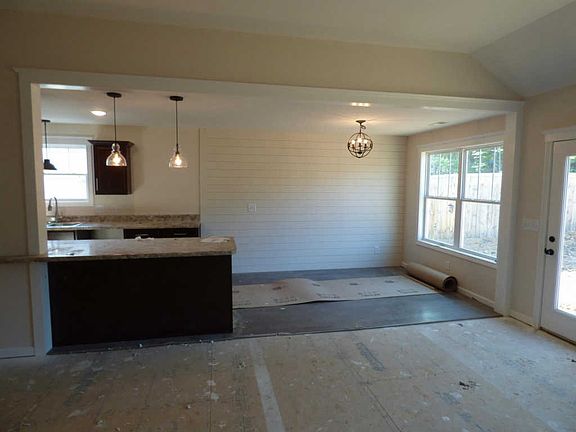 5th image of 545 Magnolia Dr