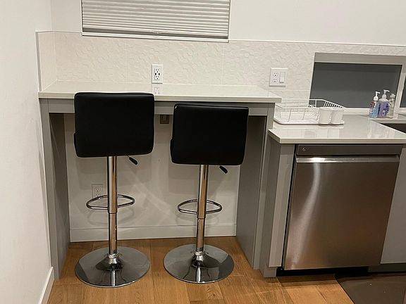 Breakfast area with 2 bar stools