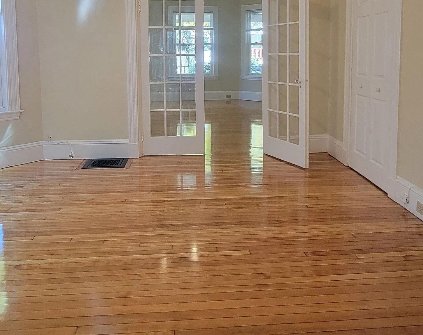 2 bed, 1.0 bath, 1400 sqft, $2,400 — Photo 3