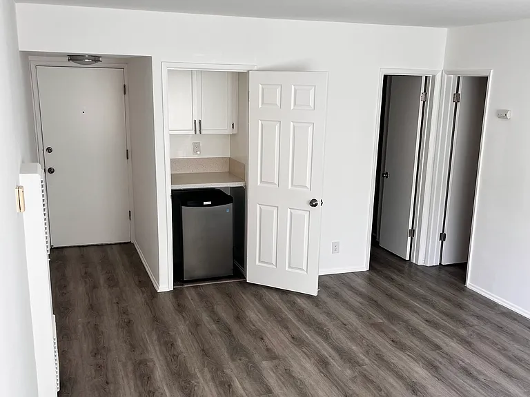 Bachelor kitchen + 2 closets