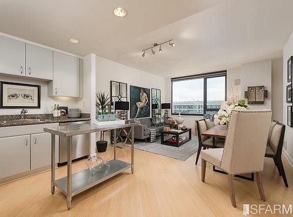 4th image of 260 King St Unit 769