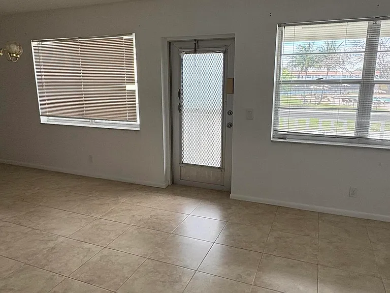 163 Somerset Cres #H — Photo 3