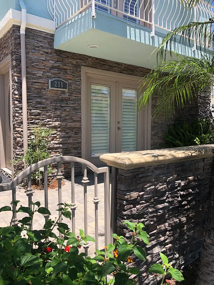 Three-story downtown home two blocks from the ocean — Photo 3