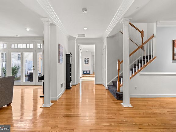 4th image of 313 Oak Knoll Dr