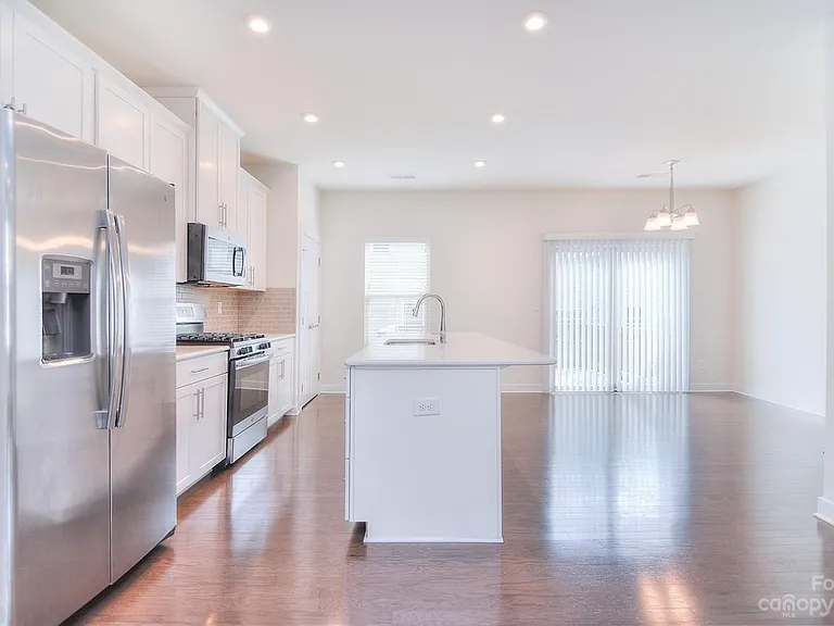 1810 Shumard Ln — Photo 8