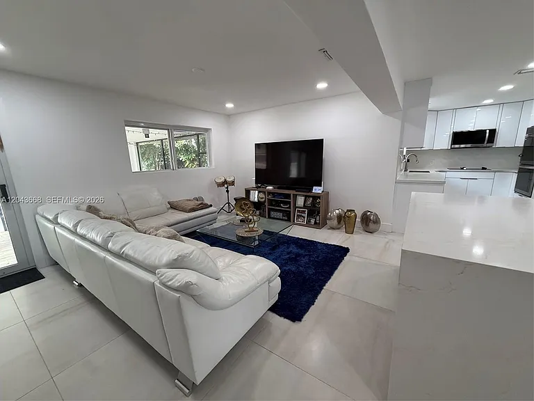 1912 N 42nd Ave — Photo 13