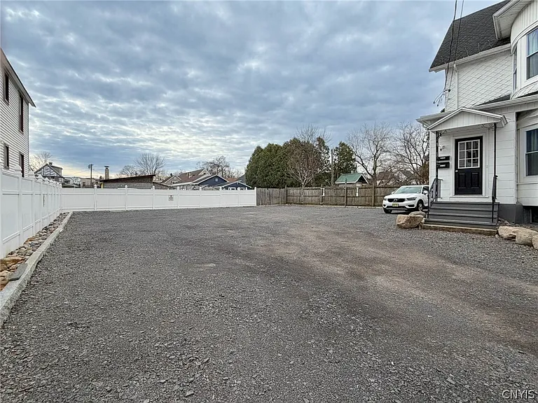1015 White Pl — Photo 3