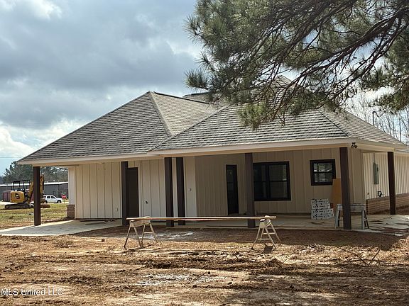 5th image of 529 NE Fairlawn Trl