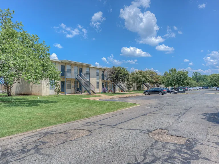 Willow Park Apartments — Photo 10