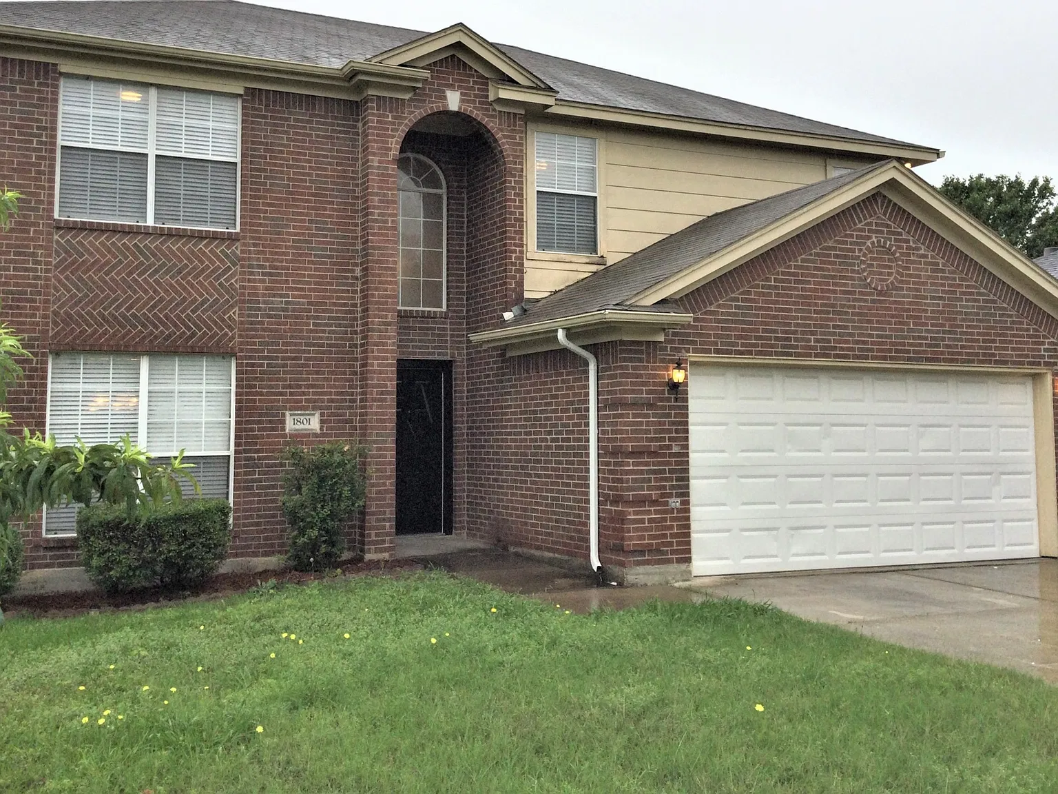 4 bed, 2.5 bath, 2722 sqft, $2,825 — Photo 1