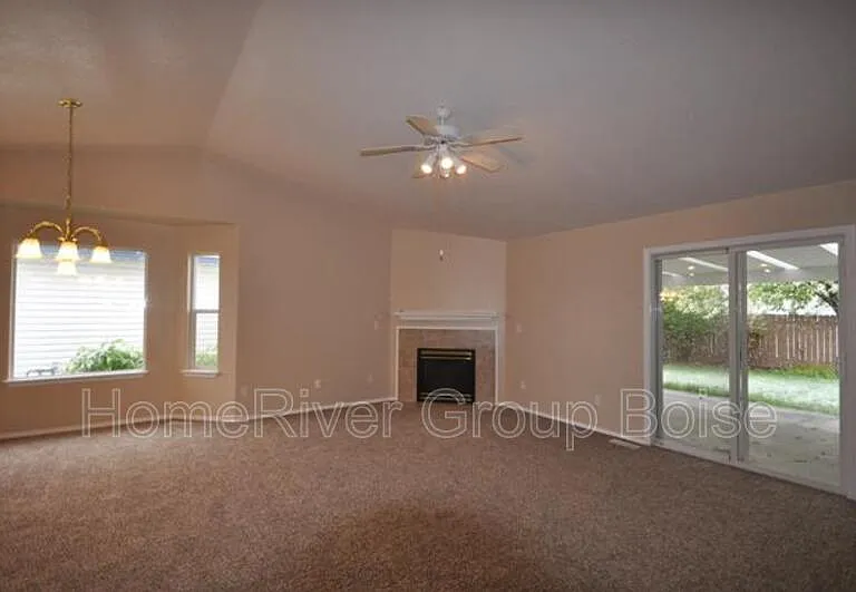 3044 N Sagefire Ave — Photo 4