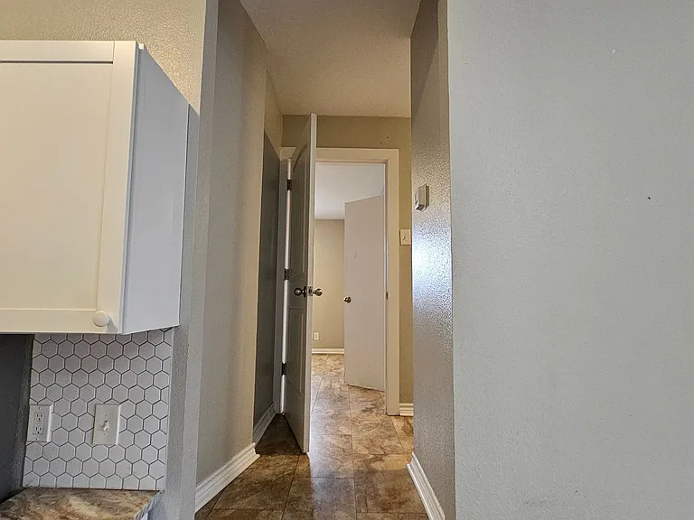 2115 Glenwood Ln — Photo 32