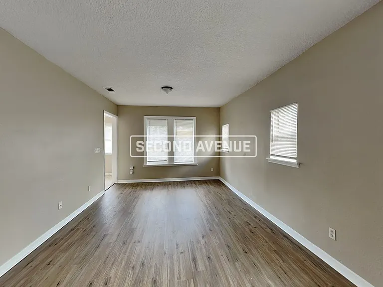 1740 N Myrtle Ave — Photo 3