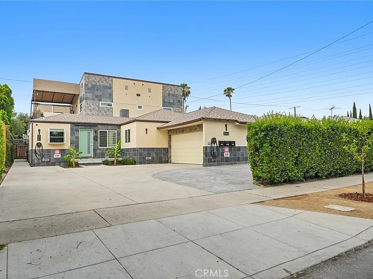 18748 Collins St — Photo 49