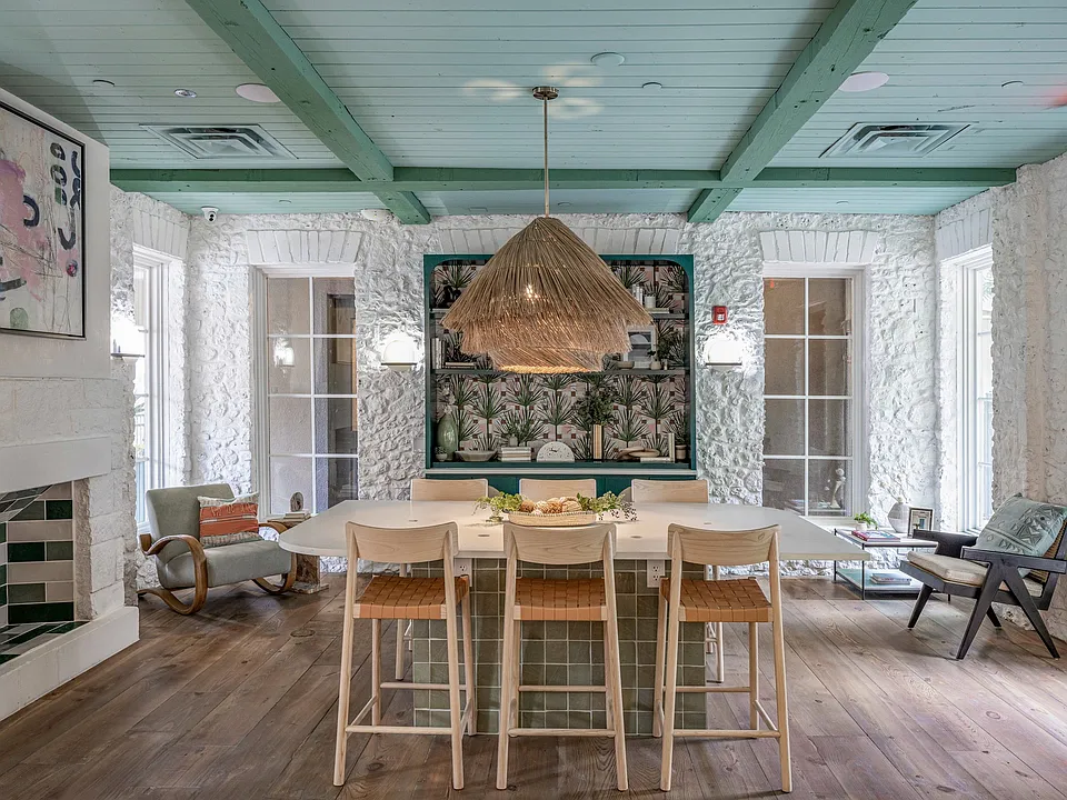 300_amenity_resident lounge (1)