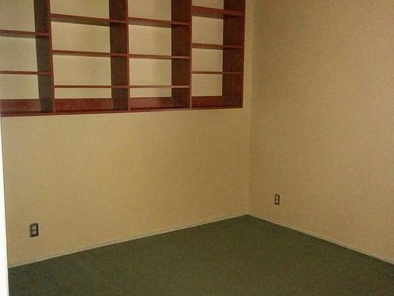 Guest room, shelves included