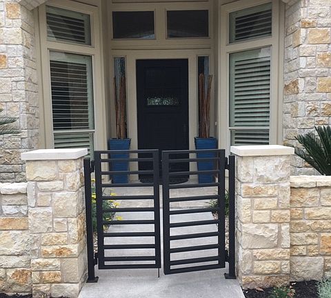 Double gate to entrance