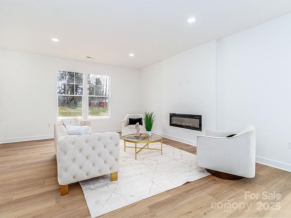5th image of 205 Skyline Cir