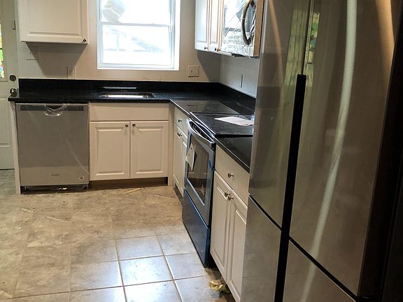 Kitchen with brand-new Energy Star appliances
