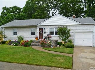 95 Rhode Island Ave, Massapequa, NY 11758