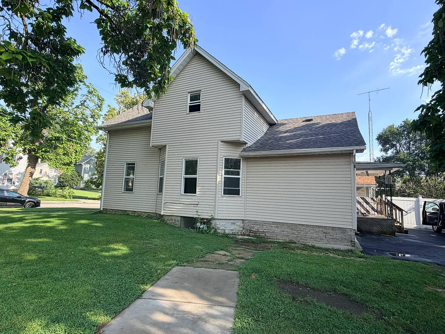 3 bed, 1.5 bath, 1290 sqft, $2,200 — Photo 3