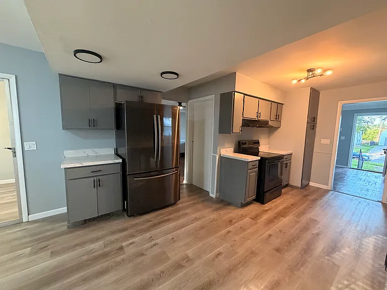 142 Van Buren Ave — Photo 5