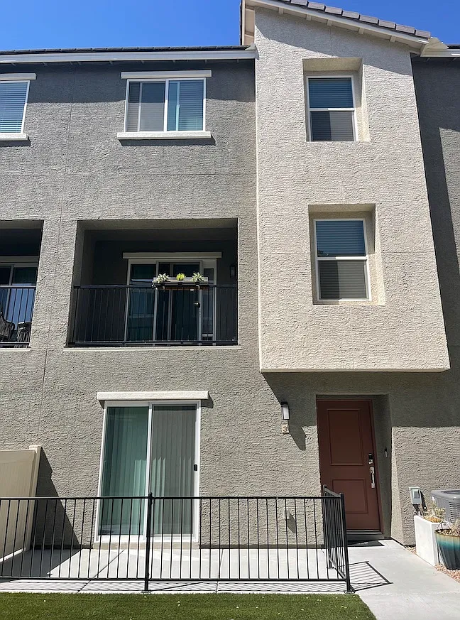 3 bed, 2.5 bath, 1895 sqft, $2,300 — Photo 1