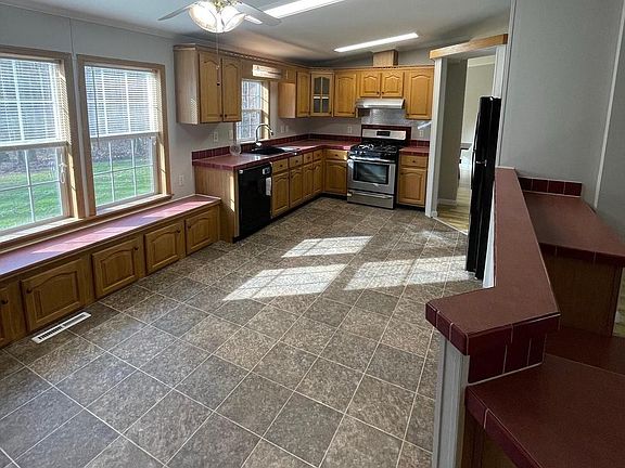 5th image of 124 Karen Cir