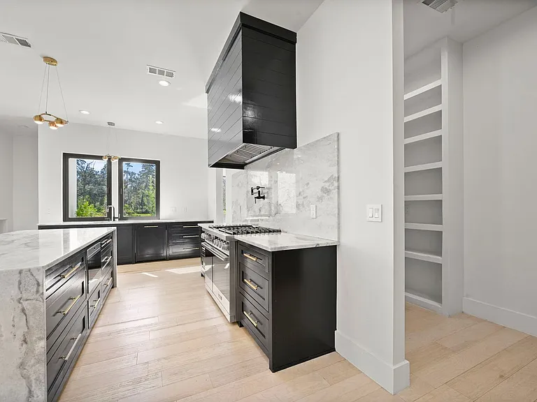 9825 Fawn View Dr — Photo 2
