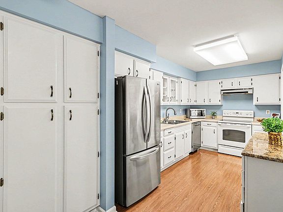 3rd image of 4040 Greenleaf Cir APT 410
