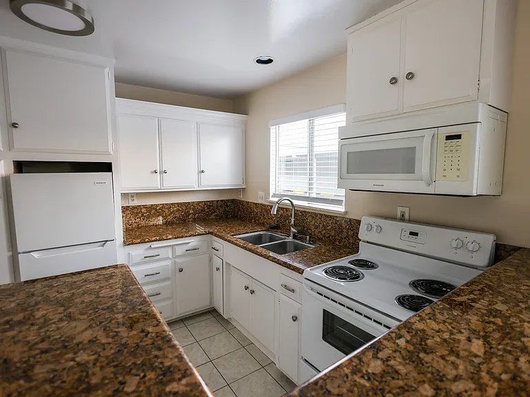 Oceanaire Villa Apartments — Photo 6