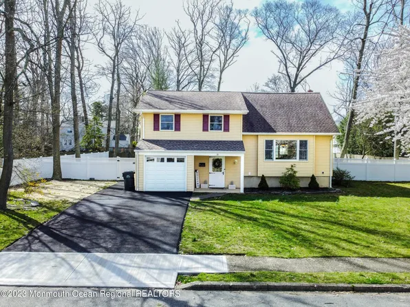 18 Roslyn Drive, Oakhurst, NJ 07755