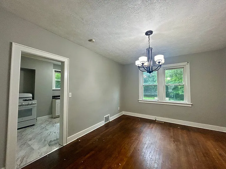 1311 Oakhill St — Photo 5