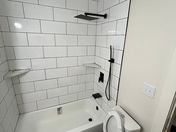 4th image of 2102 Pleasant St #1