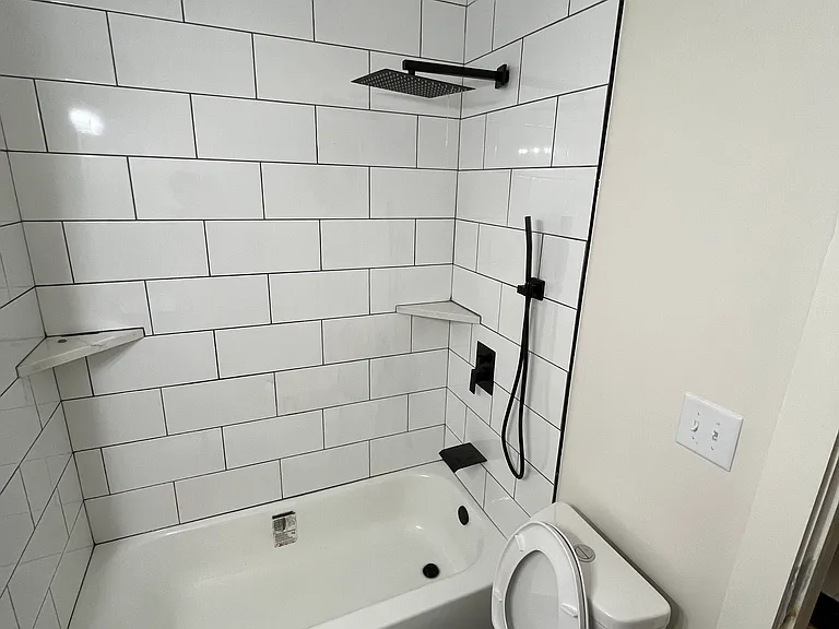 2102 Pleasant St #1 — Photo 4