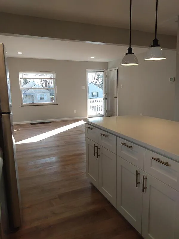 3 bed, 2.0 bath, 1500 sqft, $1,950 — Photo 2