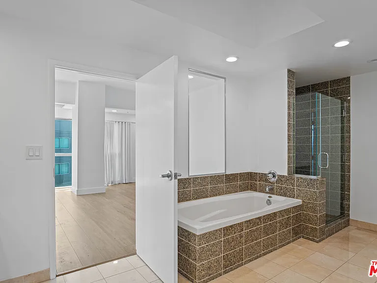 13700 Marina Pointe Dr #1916 — Photo 19