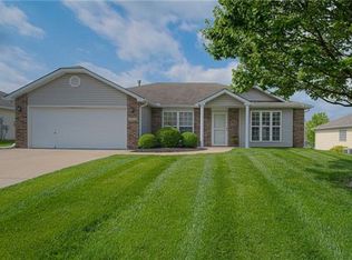 1019 Country Ln, Raymore, MO 64083