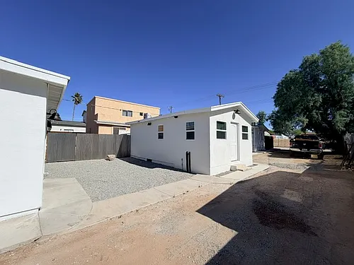 916 E Elm St Photo 1