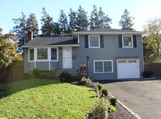 7 Dovecote Ln, Commack, NY 11725