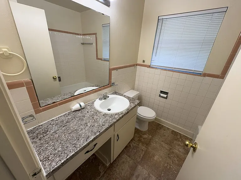 208 Oak St — Photo 10