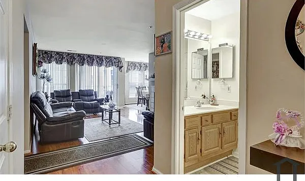 4406 Silverbrook Ln #J201 — Photo 4