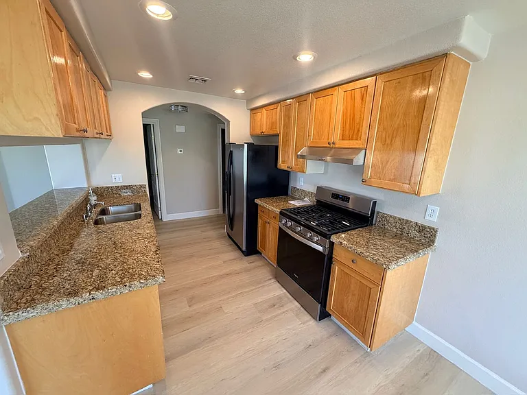 7605 Rolling View Dr #101 — Photo 8