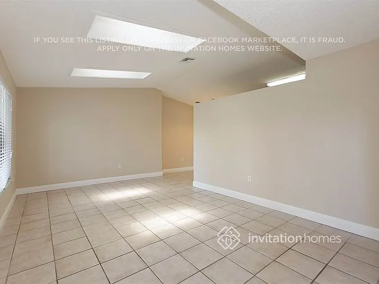 10821 NW 33rd St — Photo 3